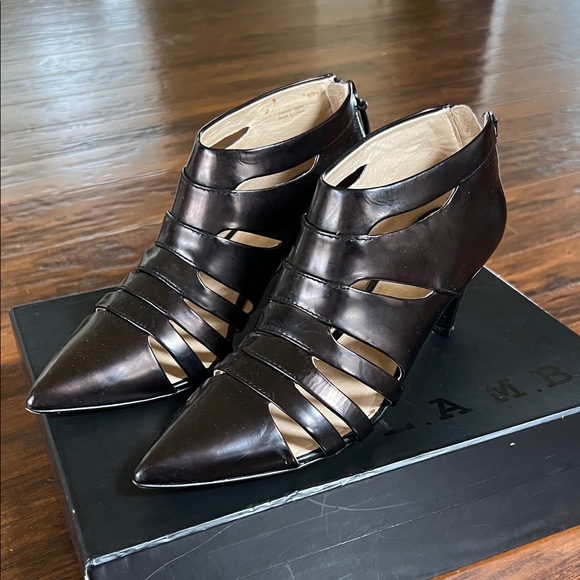 L.A.M.B. Darius Black Strappy Cutout Pointed Ankle Booties Size 8 - Picture 6 of 15